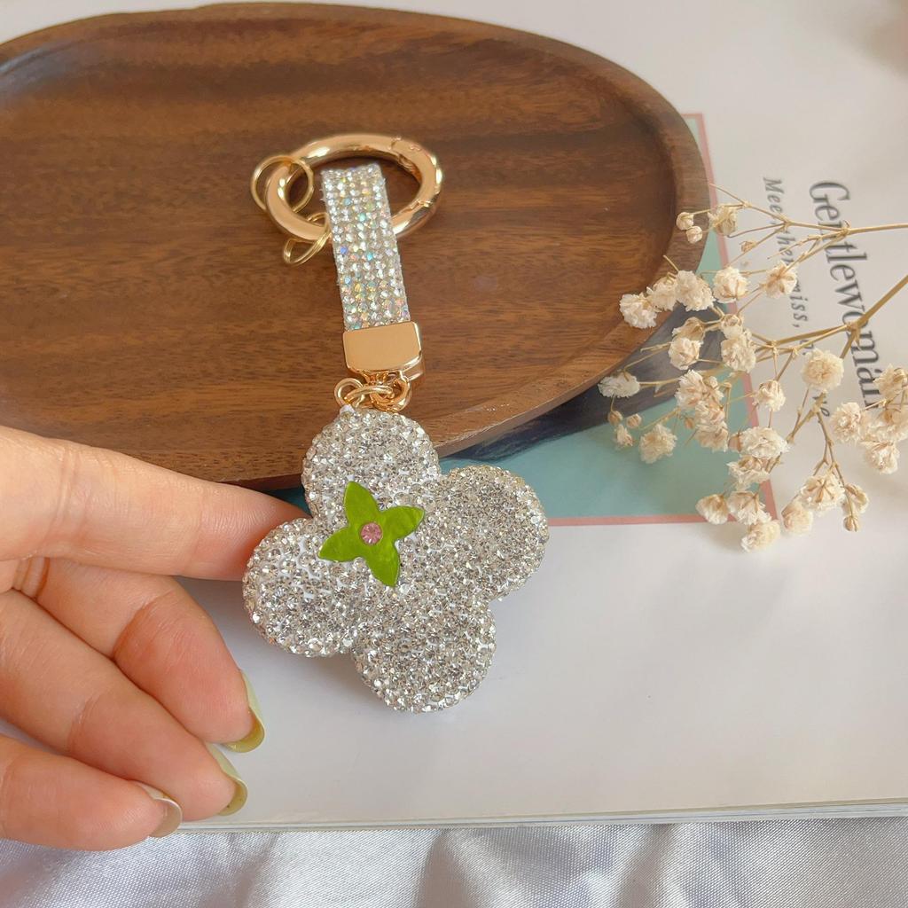 Elegant Rhinestone Four-Leaf Clover Keychain: Luxurious Bag Pendant & Car Accessory