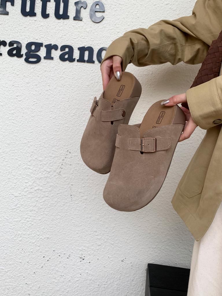 The small man has a thick sole to increase the height of the Mori literary style bag head and half slippers, and the woman wears ugly and cute leath