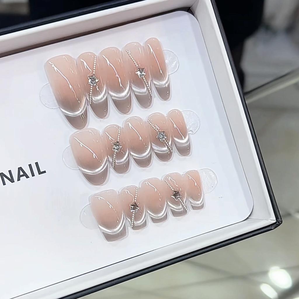 Pure Hand-made Phototherapy Nail Art Star-studded Wearable Nail Finished Cat Eye Nail Art Patches Show Whiteness and Temperament
