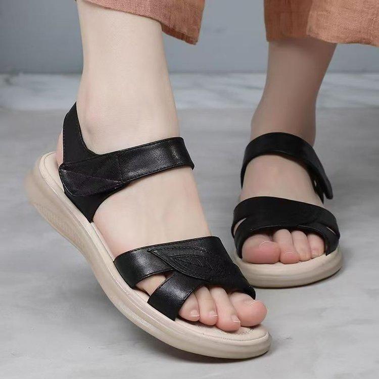 Chaussures de maman été nouvelles sandales chaussures pour femmes à semelle souple confortables chaussures pour femmes d'âge moyen mode décontractée sandales Velcro pour femmes d'âge moyen et âgées