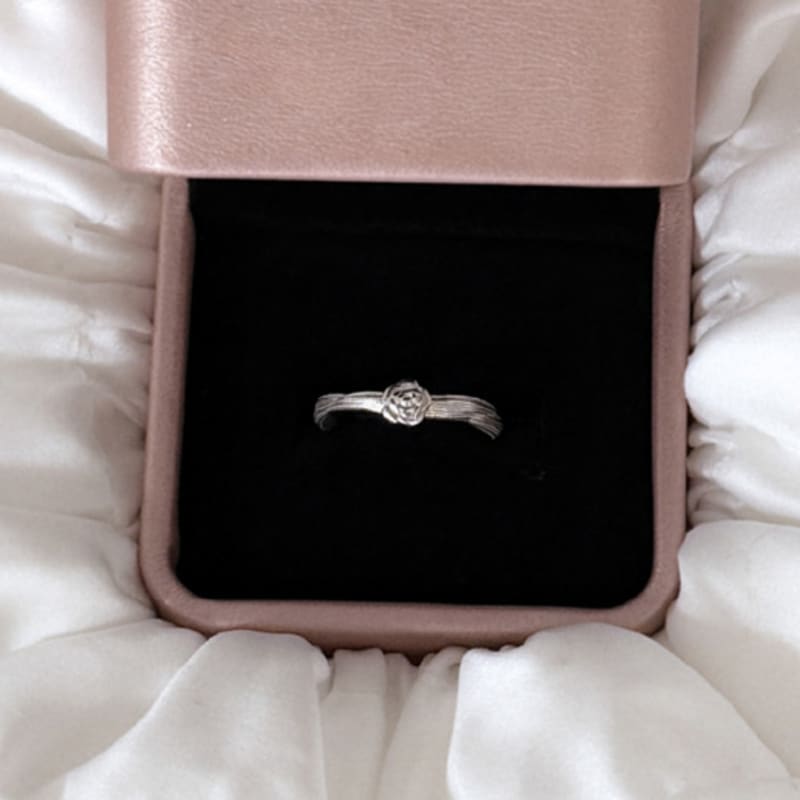 LOASI lovely rose. rose texture ring