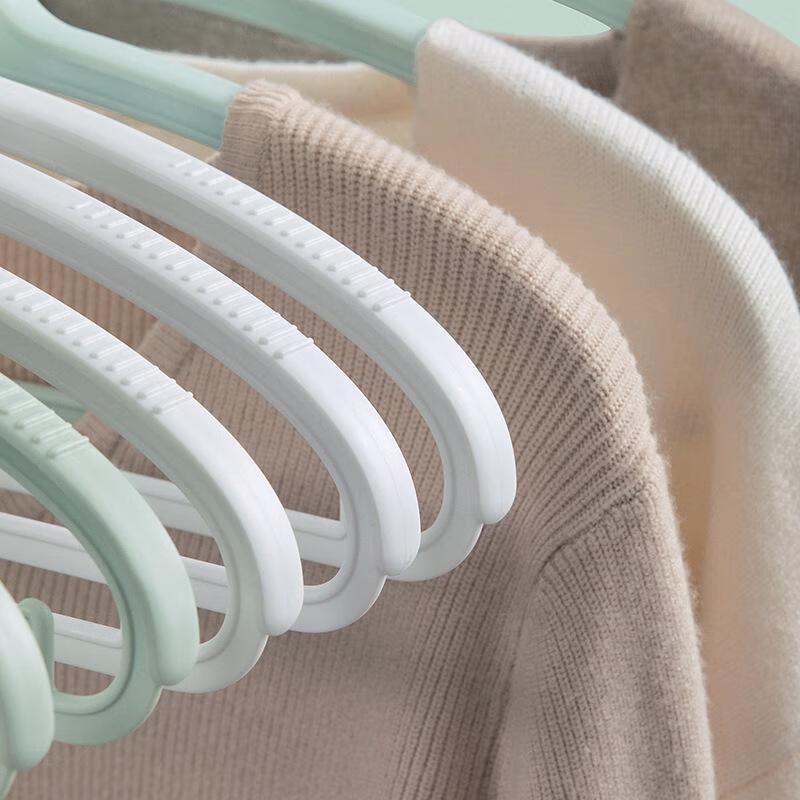 Chahua Seamless Wide Shoulder Non-slip Hangers (3-Pack)