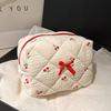 Modische gesteppte Make-up-Aufbewahrungstasche mit Blumenmuster Tragbarer Reise-Organizer Kosmetiktasche Niedliche Make-up-Kupplungstasche