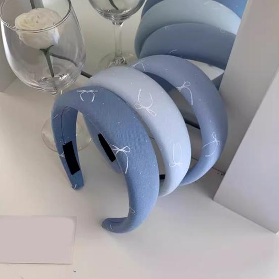 Yousheng Süßer Stil Stirnband Blaue Stickerei Verdickte Schwammpolsterung Schleifenmuster Haarreif mit Glatten Kanten Gesichtsformendes Haaraccessoire