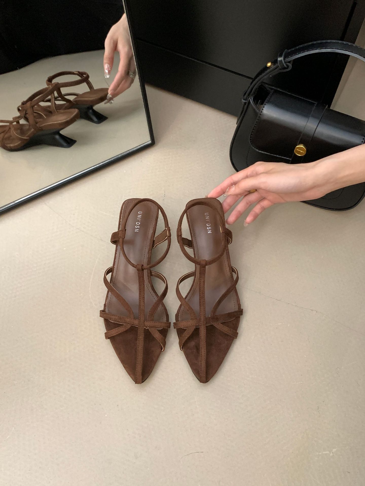 

Korean version of the slope heel pointed Roman shoes 2025 summer new pointed toe one-word button French holiday sandals women 39