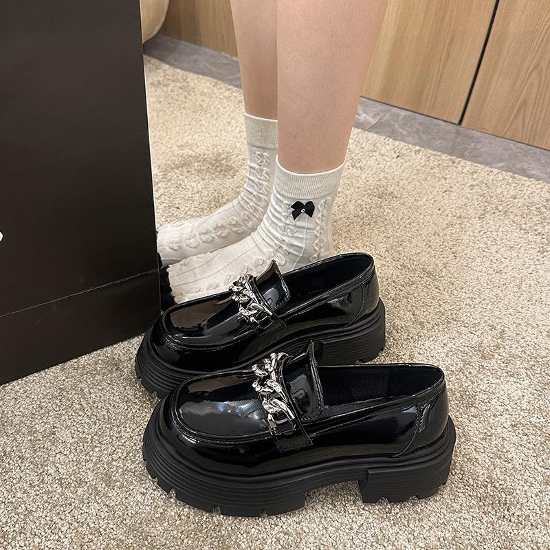 

Черные туфли в британском стиле на высокой платформе, маленькие кожаные туфли женские, новые осень-зима 2025, универсальные, в стиле ретро, французские лоферы на толстом каблуке 39