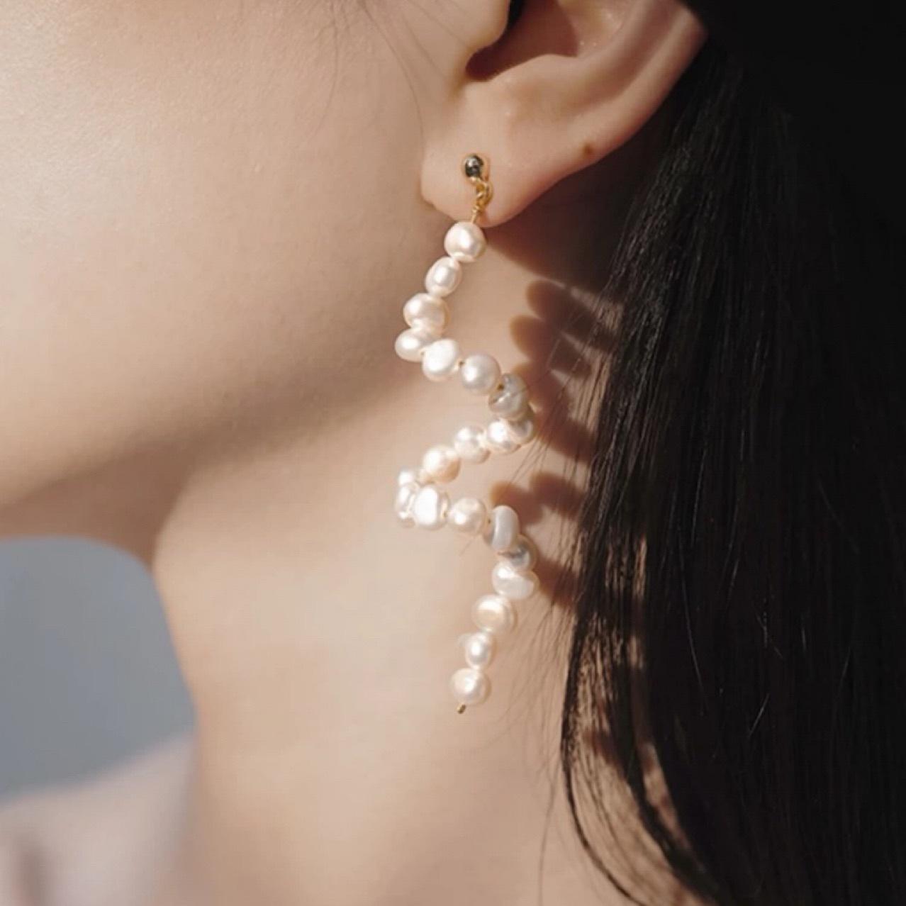 European and American characteristic earrings, natural special-shaped pearl stud earrings, changeable shape, silver needle earrings, fashionable and Silver needle