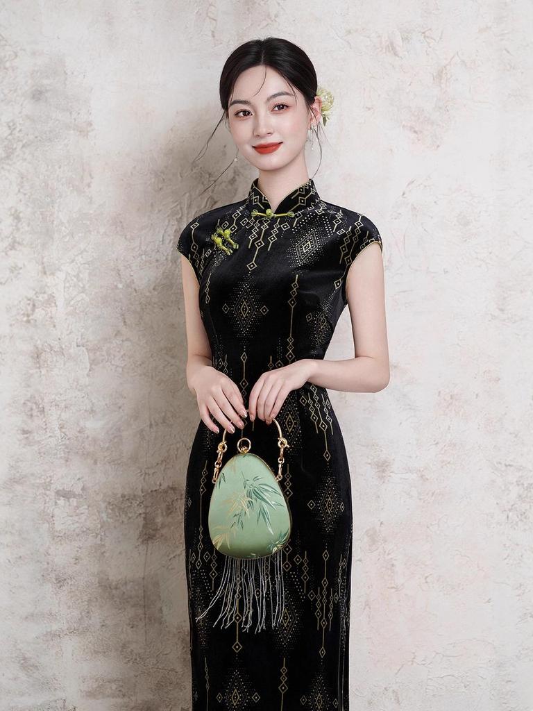 Elegant Women's Black Velvet Short-Sleeve Qipao - Youthful Autumn 2025 Style