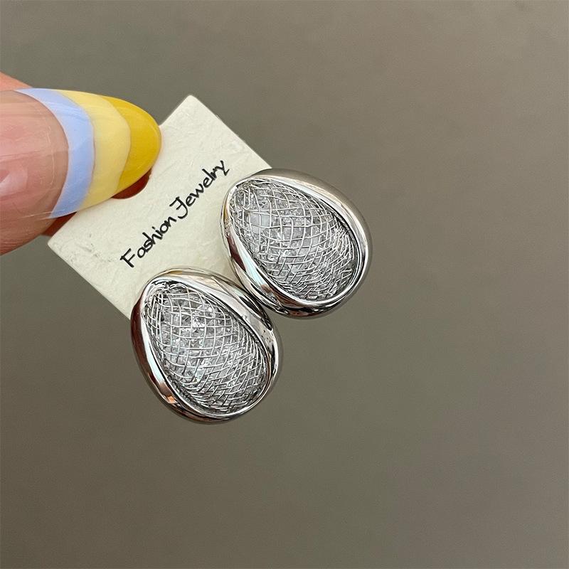 New Grid-shaped Waterdrop Earrings - Featuring A Metallic Design. These Women's Ear Studs Are Stylish and Versatile, Exuding A Sophisticated Charm.