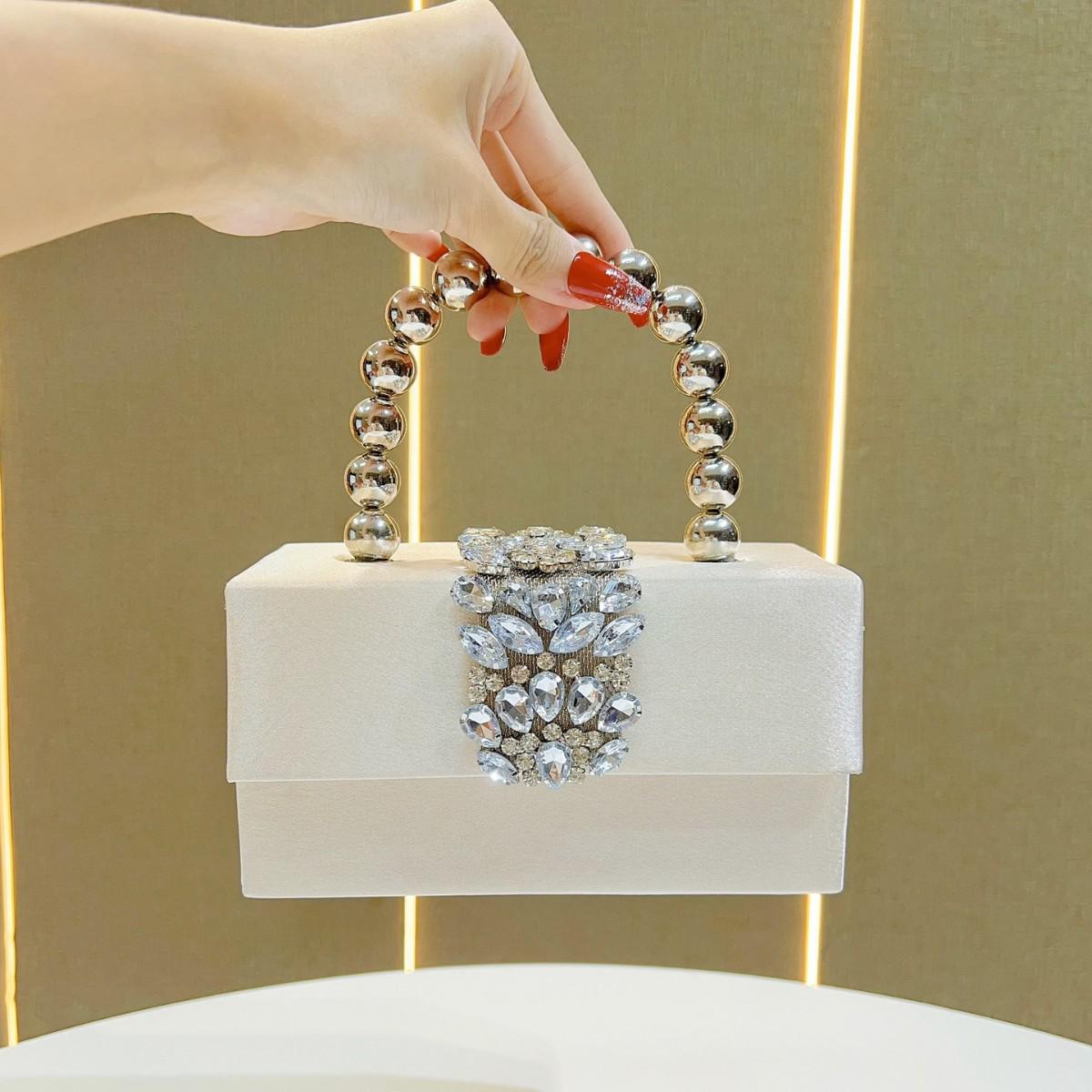 

Пересмотренный: «Элегантная атласная сумочка-клатч во французском стиле со стразами и жемчугом для женщин»