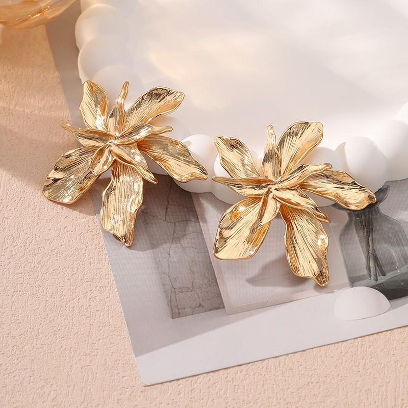 Elegant Gold Three-Dimensional Flower and Leaf Zinc Alloy Earrings