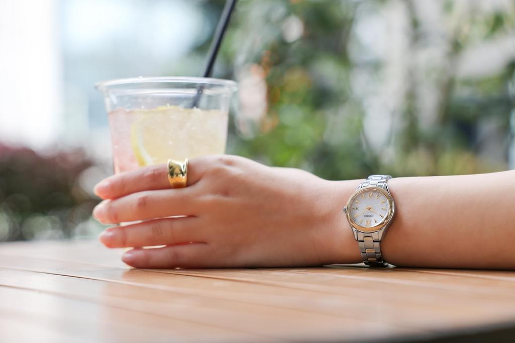 Zegarek SEIKO SELECTION SWFH134 Seria S Zasilany energią słoneczną Sterowany radiowo Pełny automatyczny kalendarz Tarcza srebrno-żółto-złota Biała Stal nierdzewna [Zegarek Seiko]