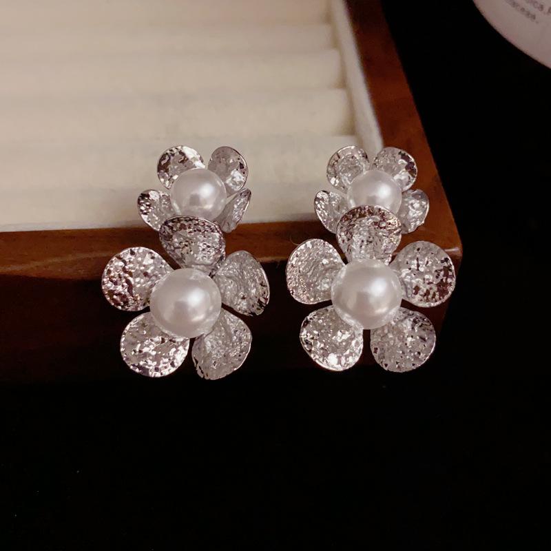 Boucles d'oreilles élégantes en forme de pétale de perle: Élégant, Polyvalent, Design Aiguille d'Argent Haut de Gamme pour Femmes