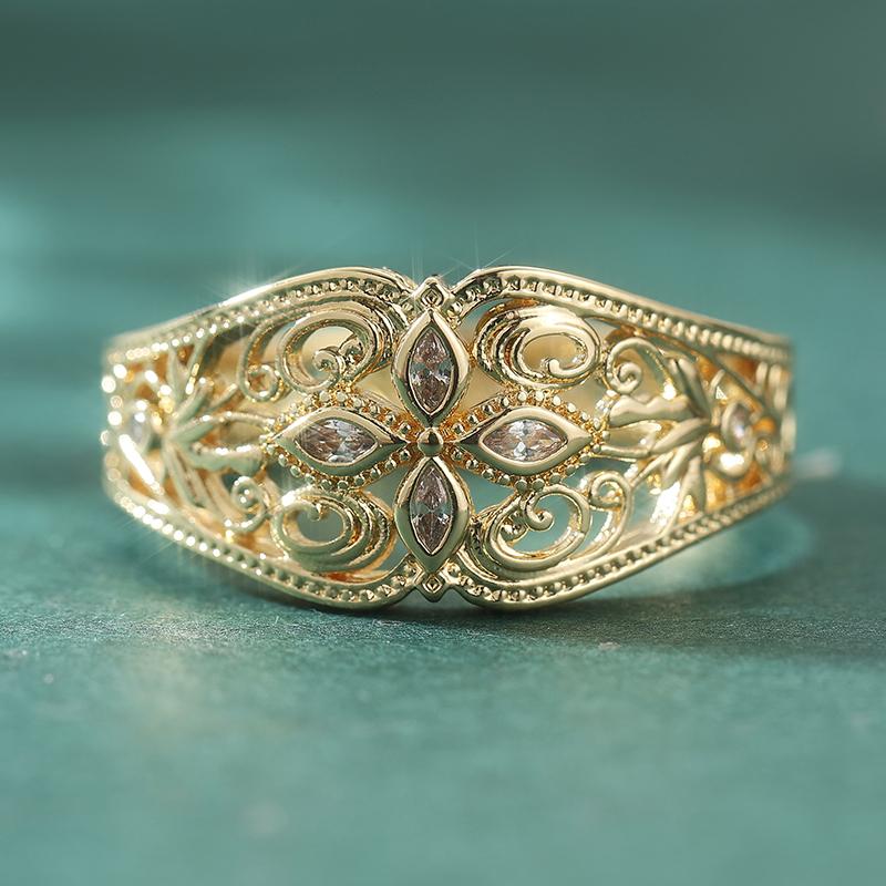 Vintage Exquisite Hand Carved Hollowed Flower Shaped Ring for Women Elegant Classic Banquet Festival Golden Jewelry Accessories