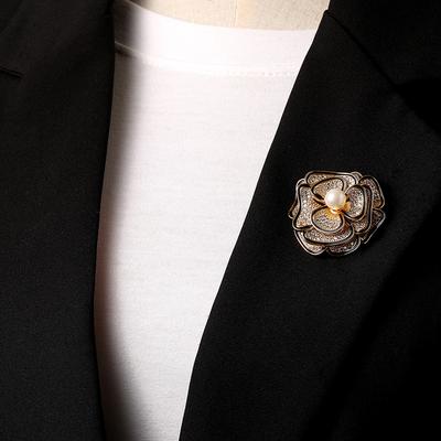 High-end Small Fragrant Style Crystal Camellia Brooch Female High-end Temperament Elegant Pearl Brooch Luxury Coat Pin