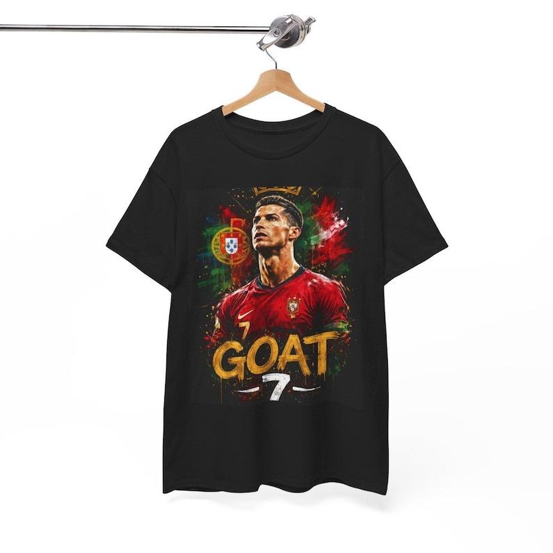 CR7 GOAT Ronaldo Utcai Művészet Póló | 2026-os Labdarúgó Világbajnokság Focista Legenda Szurkolói Póló | Focis Ajándék