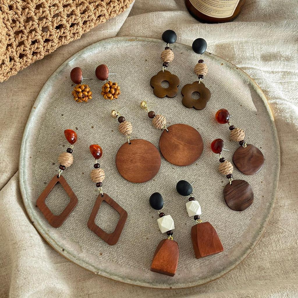 Retro Geometric Wooden Dangle Earrings: Ethnic and Modern Chinese Style for Women, 2025 Autumn/Winter Collection