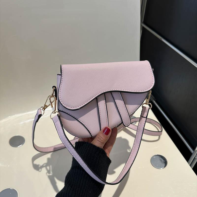 

Маленькая сумка с текстурой в иностранном стиле женская 2024 личность популярный новый тренд контрастный цвет корейская версия на одно плечо кроссбоди сумка-седло розовый