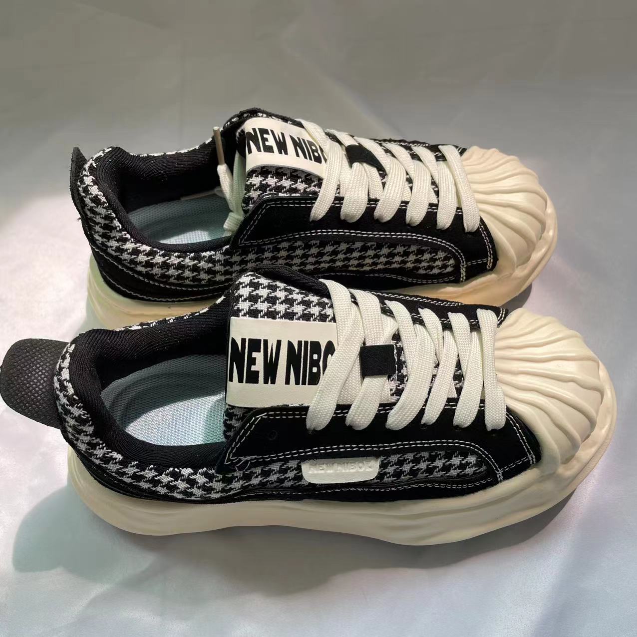 

2024 Мужские и женские трендовые баскетбольные кроссовки на воздушной подушке с амортизацией и высококачественная спортивная обувь для бега 40