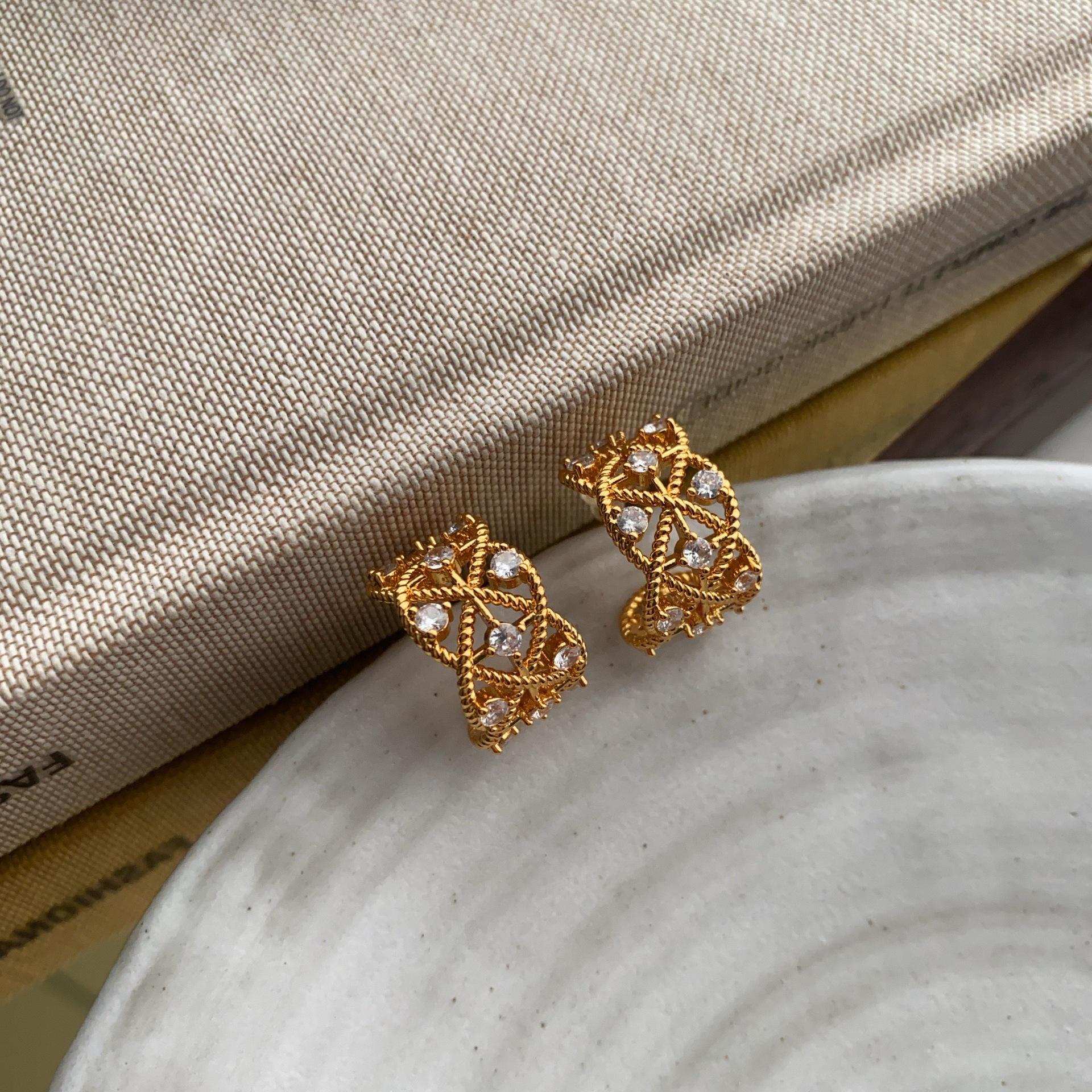 

Retro exquisite atmosphere earrings inlaid with zircon exquisite stud earrings hollow wide edge design