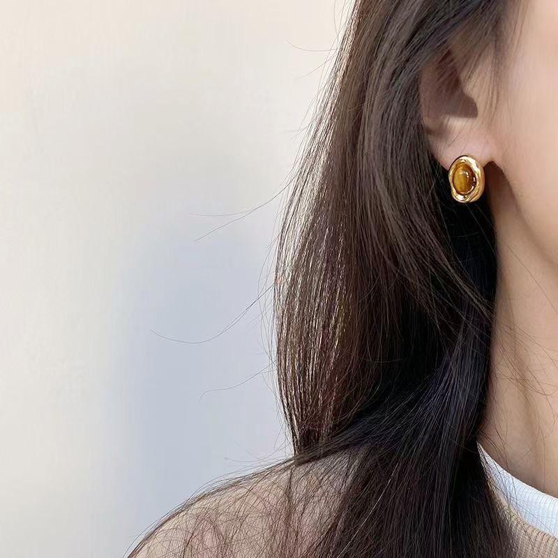 High-End Retro Maillard Coffee Earrings: Exquisite Versatile Design for Women