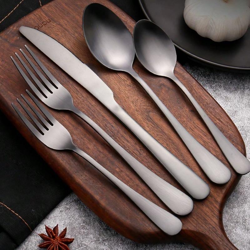 Rustfritt Stål Gullfarget Vestlig Bestikk Komplett Bestikksett med Skjeer Gafler Kniver for Hjemmekjøkken Restaurant Spisestue