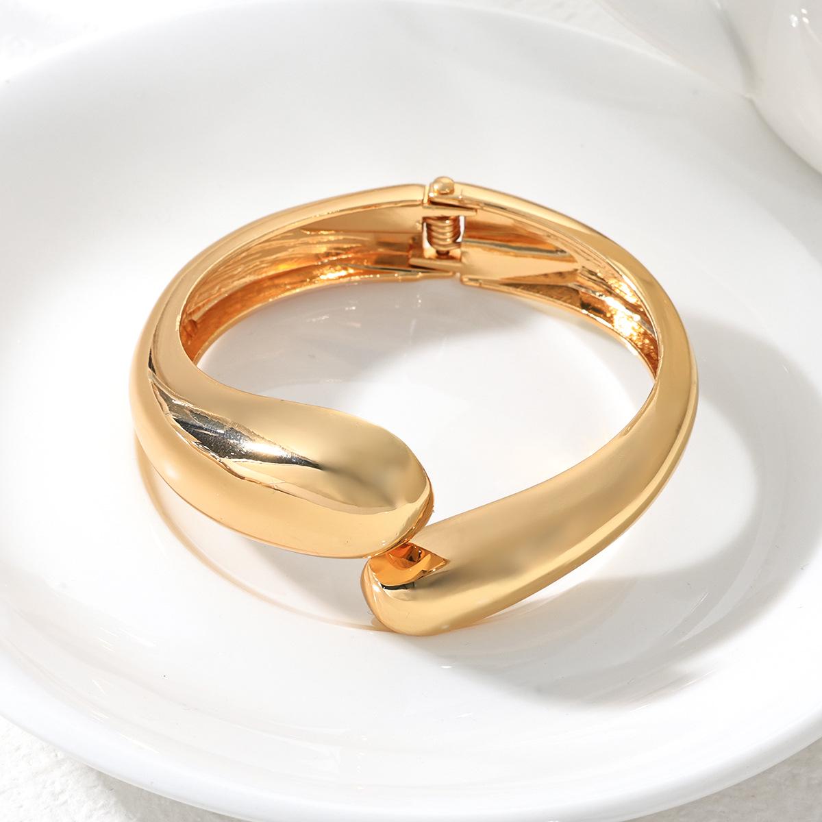 Широкий полый металлический браслет в европейском стиле