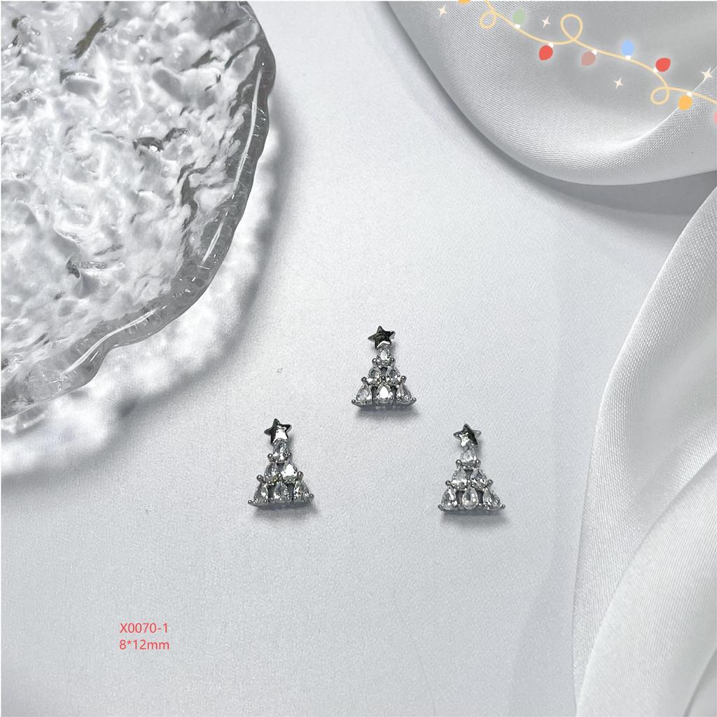 Celebrity-Inspired Christmas Nail Art: Cute Snowflake Bell DIY Zircon Accessories