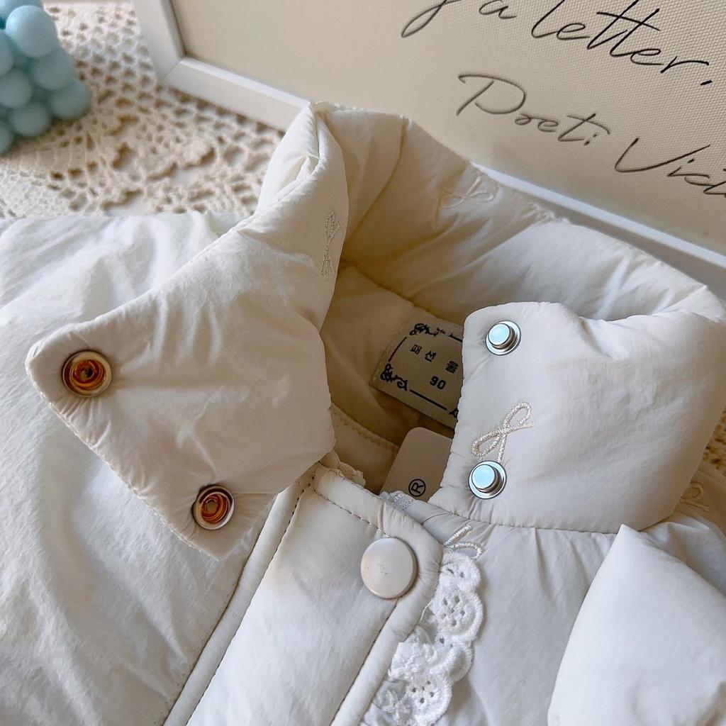 Wintermantel für Mädchen mit Schleife: Stilvolle, warme Baumwolljacke mit langen Ärmeln und Spitzenbesatz