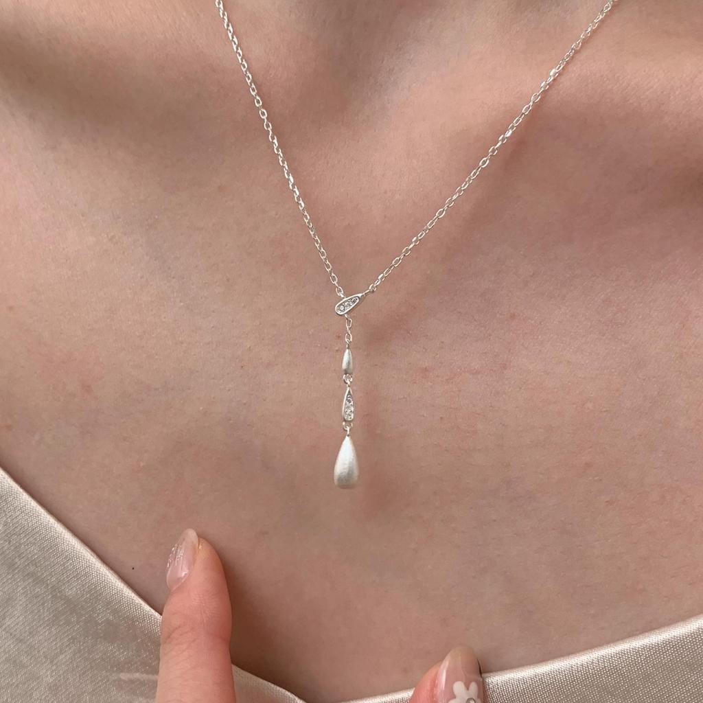 Xiaohongshu Hot Item: Minimalist Luxury Brushed Teardrop Necklace, Elegant Y-Chain Clavicle Design