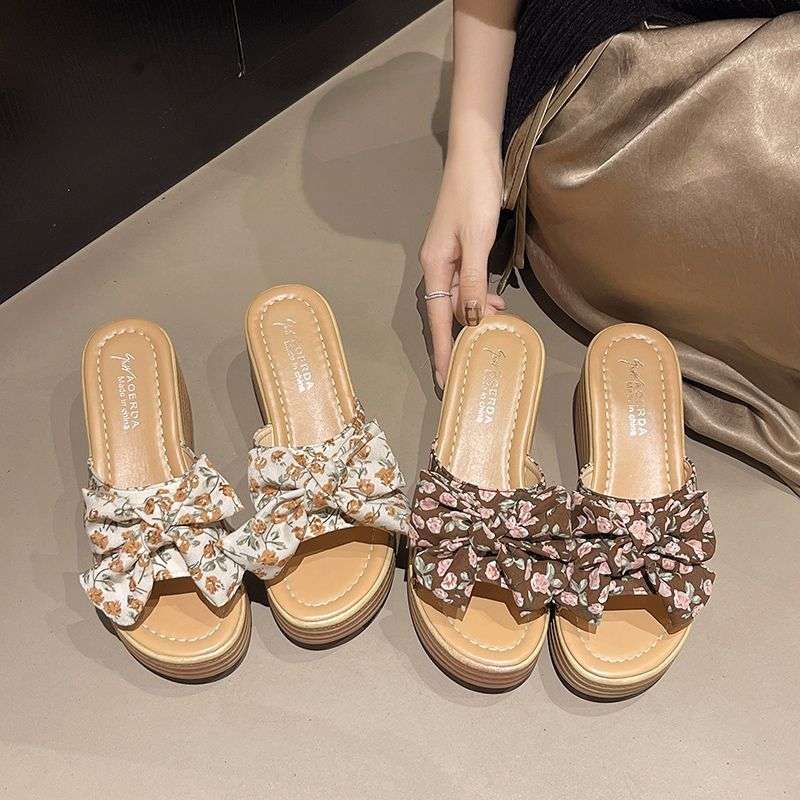 Thick-bottomed wedge slippers women's 2025 summer new muffin bow high-heeled small man one-word drag going out sandals