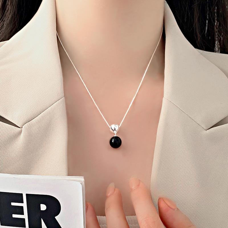 Fashionable Black Agate Ball Necklace for Women with A Light Luxury and High-end Feel, Versatile and Showcasing White Necklaces