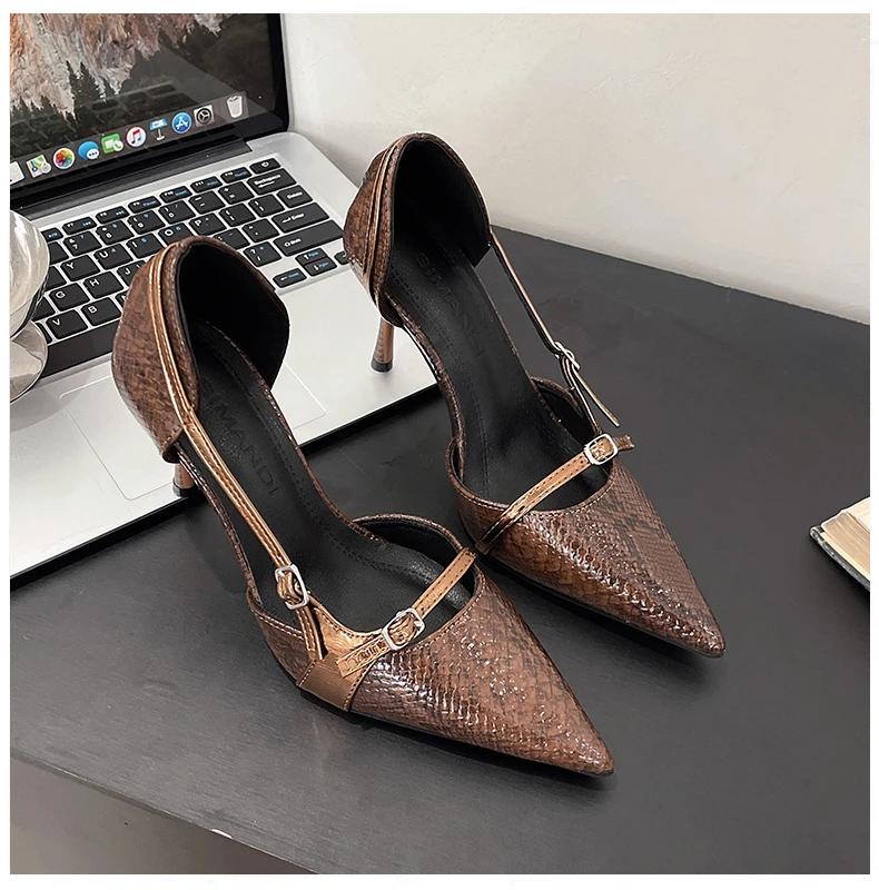 

Модный дизайн Острый каблук-стилет Каменный узор Туфли на высоком каблуке Женские 2025 Новые Spice Girls Пряжка-ремень Полые сандалии 35 коричневый