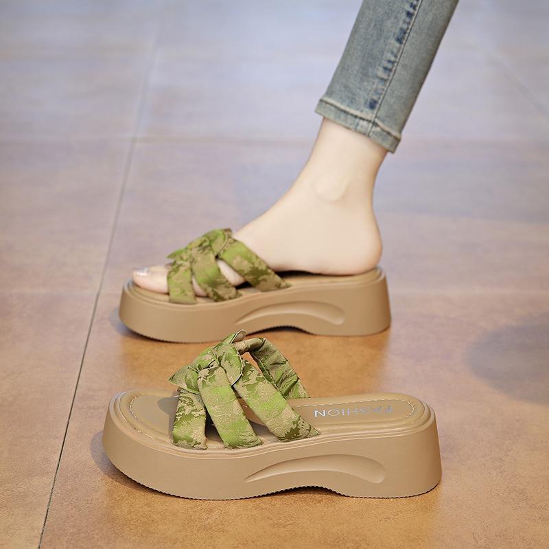 Thick-soled cool slippers for women's summer wear, new fashion with skirts, light and non-slip beach shoes, small people increase in height