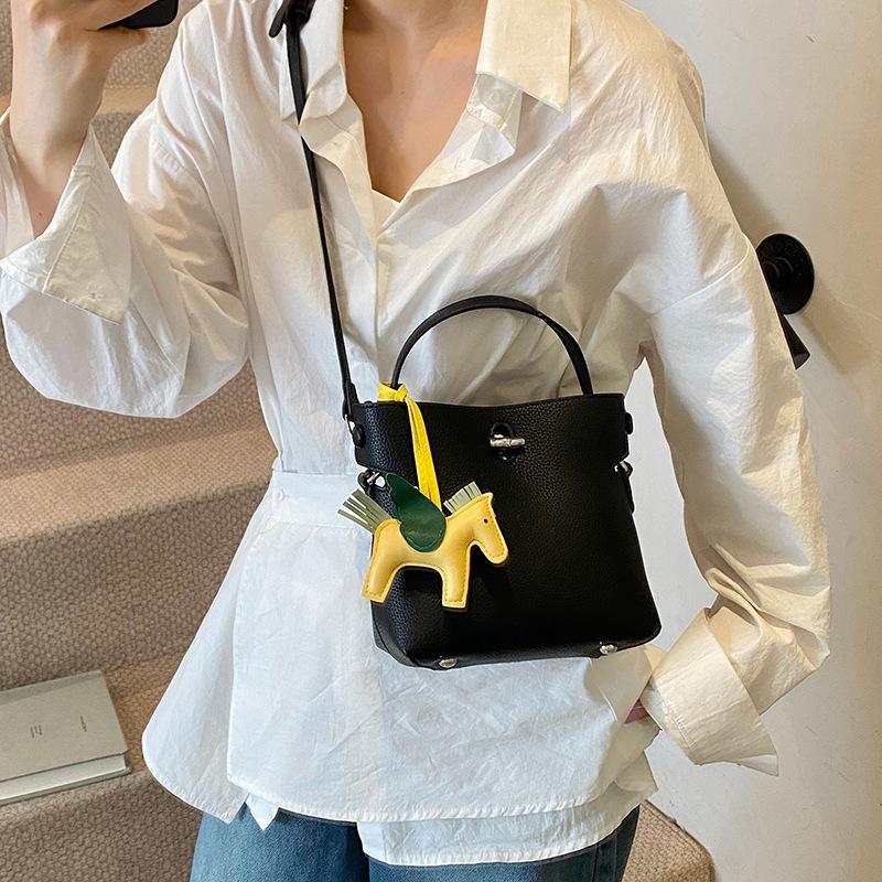 New Portable Small Square Bag Women's Versatile Commuter Fashion Shoulder Messenger Bag