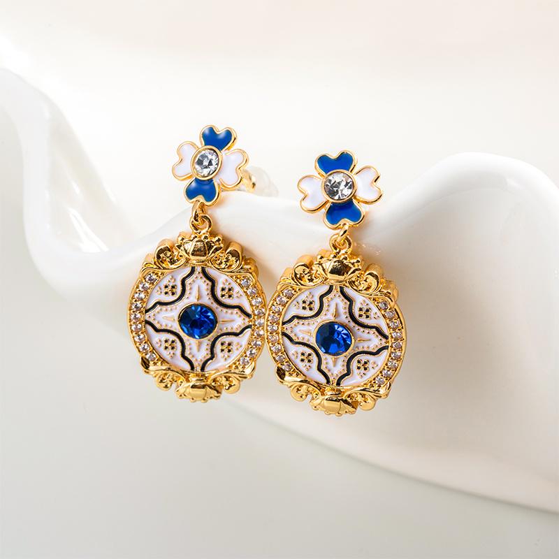 Vintage Zircon Four-Leaf Clover Earrings - Elegant Silver Needle Design for Women