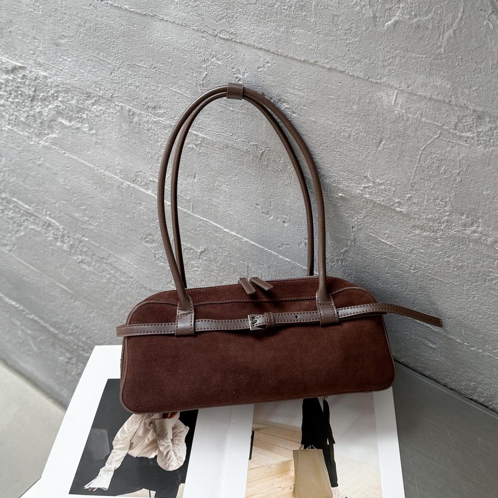 A Niche Retro Bowling Bag for Women, a New Autumn Matte Underarm Bag, a Versatile Baguette Bag, and a Shoulder Bag