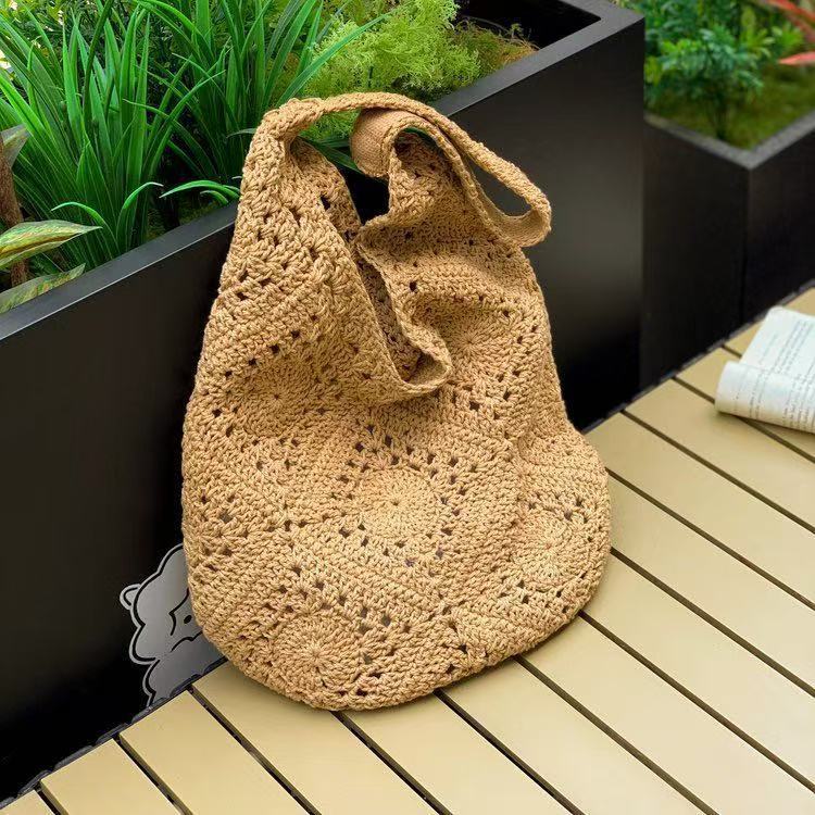 Weaving bag Hollow flower women's bag Straw bag Holiday shoulder bag Beach messenger bag Wholesale new models