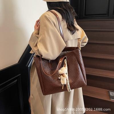 Moteriškos rankinės – Ant peties užmetamos rankinės