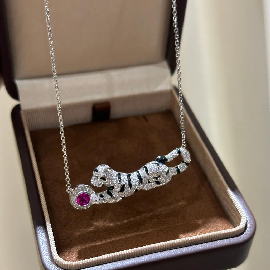 Vintage Medieval Heavy Industry Red Corundum Cheetah Necklace Light Luxury Full Diamond Leopard Collarbone Chain Leopard Pendant Female