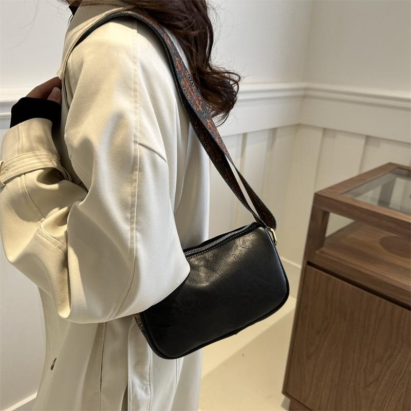 Vintage Leather Shoulder Bag for Women Retro Underarm Baguette Bag Small Crossbody Purse with Wide Strap Zipper Handbag Casual Daily Clutch