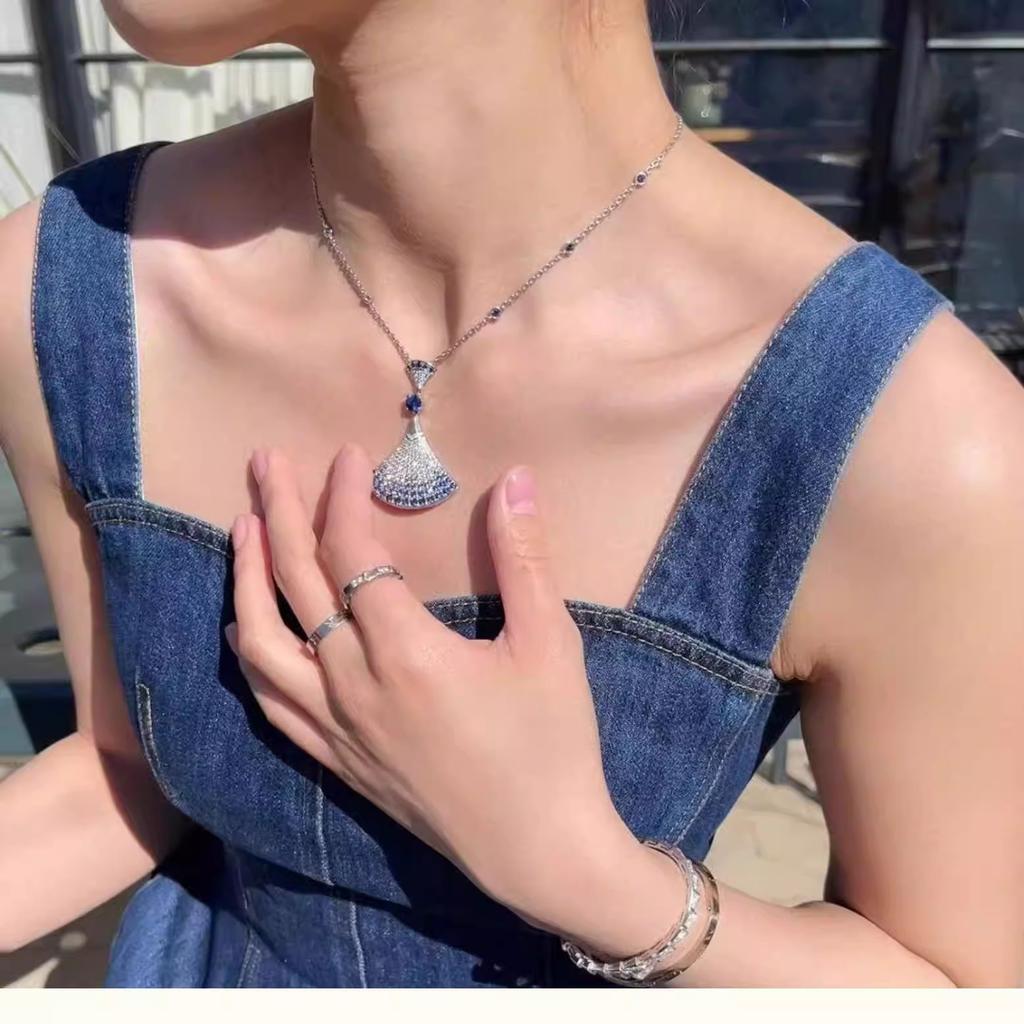 Fächerförmige Halskette, Schlüsselbein-Kette, Damen-Leichtluxus-Doppelrock, große weiße Schachbrettblume, exquisites und schlichtes Temperament,