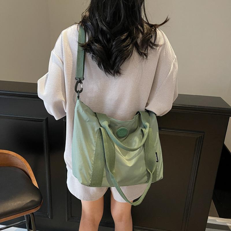 Large-capacity niche design tote bag 2025 new Korean version trendy handbag personalized solid color shoulder bag trendy