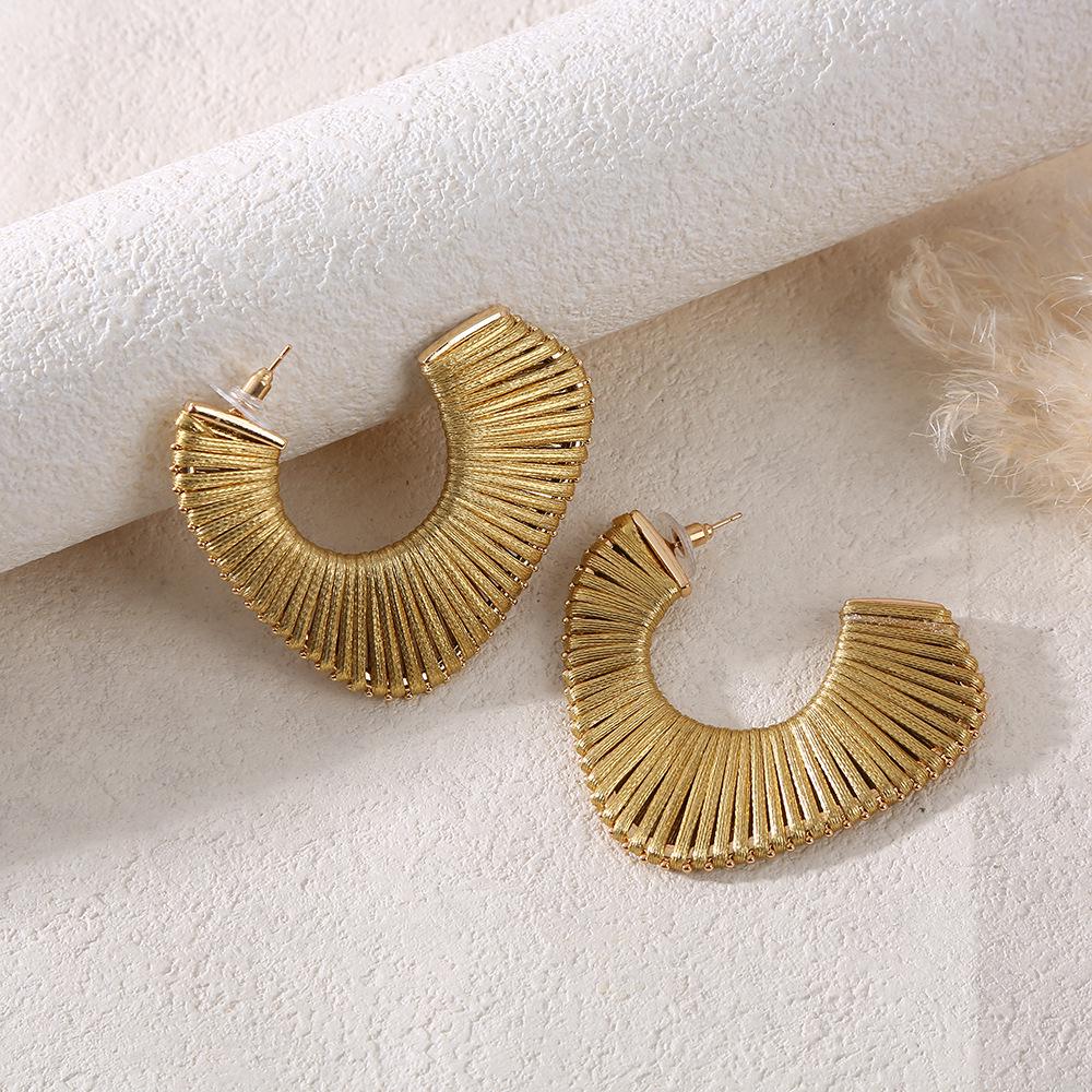 Exaggerated Retro C-Shaped Maillard Weave Stud Earrings: Light Luxury with a High-End, Sophisticated Temperament