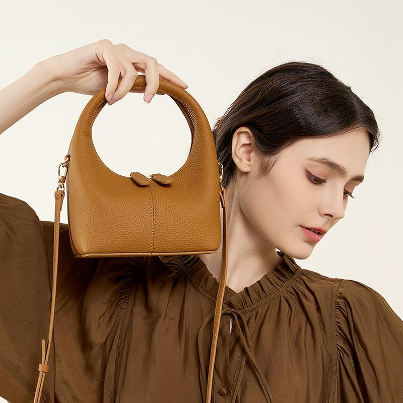 Кожаная сумка-полумесяц для женщин с узором «Литч» — фото 3