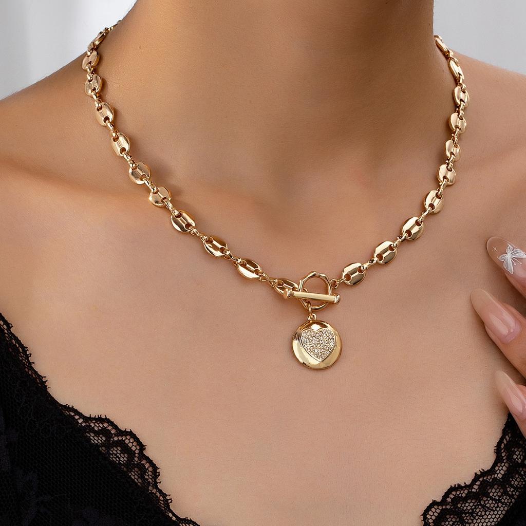 Simple and fashionable niche circular heart-shaped necklace with metal chain, Qingdao jewelry for women
