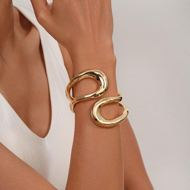 Interlocking Ring Open Bangle - European & American Light Luxury Design for Women