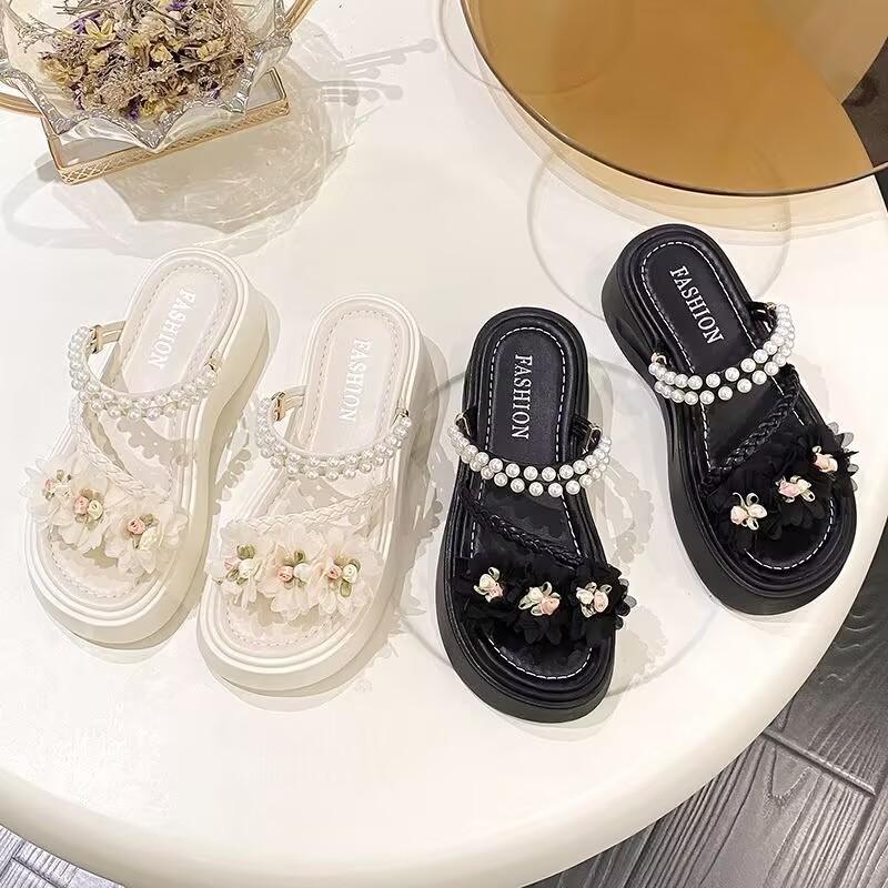 The new little fairy wears flower pearl slippers, summer sweet with skirt sandals and two sandals.
