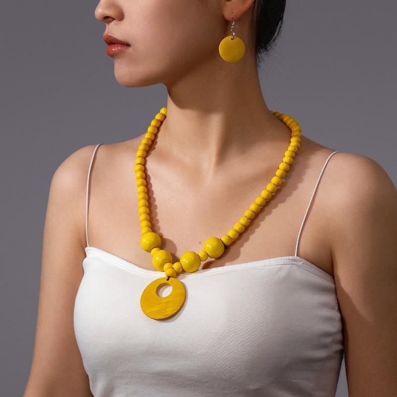Trendiges handgefertigtes Holzperlen-Halsketten- und Ohrring-Schmuckset - Damen-Accessoires