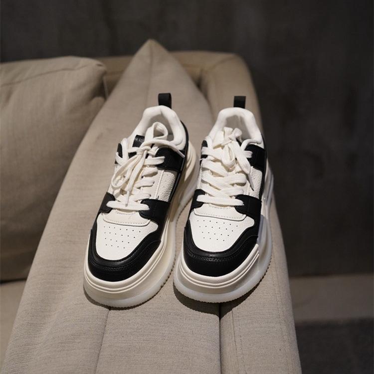 Dámské Jarní Nový Styl Kožené Tenisky s Silnou Podrážkou Trendy Evropské Ležérní Sportovní Univerzální Bílé Boty